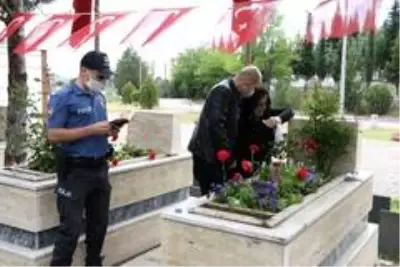 Polis memuru şehit polis için Kur'an-ı Kerim okudu