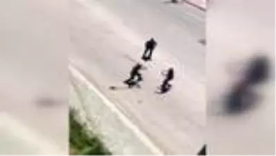 Polise kürekle saldıran zanlı gözaltına alındı Polise kürekle saldıran zanlı gözaltına alındı