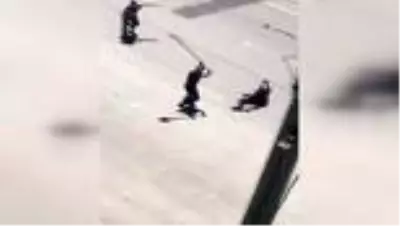 Polise kürekle saldıran zanlı gözaltına alındı Polise kürekle saldıran zanlı gözaltına alındı
