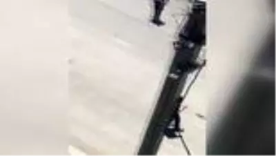 Polise kürekle saldıran zanlı gözaltına alındı Polise kürekle saldıran zanlı gözaltına alındı