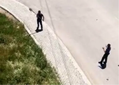 Polise kürekle saldırdı