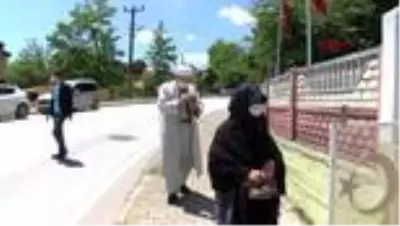 SAKARYA Şehit kaymakam oğullarının mezarını ziyaret ettiler SAKARYA Şehit kaymakam oğullarının mezarını ziyaret ettiler