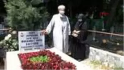 SAKARYA Şehit kaymakam oğullarının mezarını ziyaret ettiler SAKARYA Şehit kaymakam oğullarının mezarını ziyaret ettiler