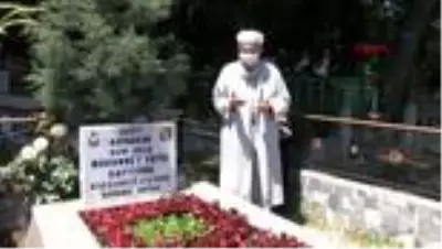 SAKARYA Şehit kaymakam oğullarının mezarını ziyaret ettiler SAKARYA Şehit kaymakam oğullarının mezarını ziyaret ettiler