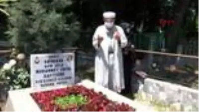 SAKARYA Şehit kaymakam oğullarının mezarını ziyaret ettiler SAKARYA Şehit kaymakam oğullarının mezarını ziyaret ettiler