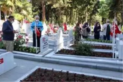 Samsun'da 65 yaş üstü vatandaşlar mezarlık ve şehitliklere akın etti