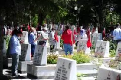 Şehit aileleri bayramın ilk gününde şehitlikleri ziyaret etti Şehit aileleri bayramın ilk gününde şehitlikleri ziyaret etti