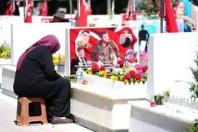 Şehit aileleri bayramın ilk gününde şehitlikleri ziyaret etti