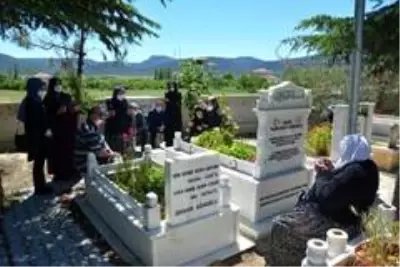 Şehit aileleri evlatlarının kabirlerini ziyaret etti Şehit aileleri evlatlarının kabirlerini ziyaret etti