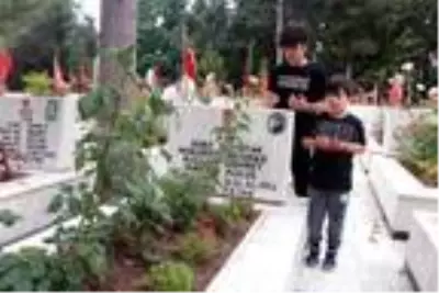 Şehit ailelerinden evlat nöbetindeki ailelere 'dik durun' mesajı