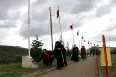 Şehit anneleri, hem evlatlarını hem de 33 şehidin anıtını ziyaret etti Şehit anneleri, hem evlatlarını hem de 33 şehidin anıtını ziyaret etti
