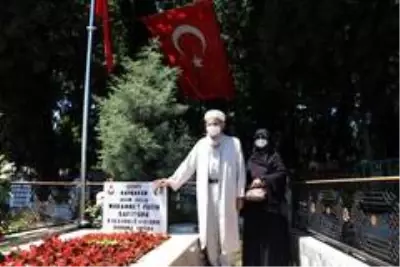 Şehit kaymakam oğlunun kabrini ziyaret etti