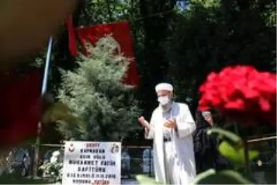 Şehit kaymakam oğlunun kabrini ziyaret etti Şehit kaymakam oğlunun kabrini ziyaret etti