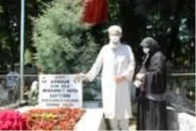 Şehit kaymakamının anne-babası, oğullarının mezarını ziyaret etti Şehit kaymakamının anne-babası, oğullarının mezarını ziyaret etti
