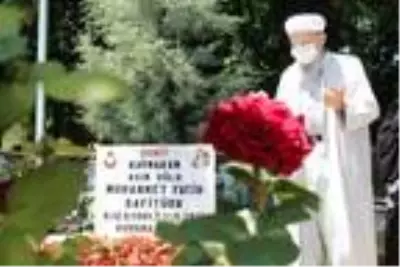 Şehit kaymakamının anne-babası, oğullarının mezarını ziyaret etti Şehit kaymakamının anne-babası, oğullarının mezarını ziyaret etti