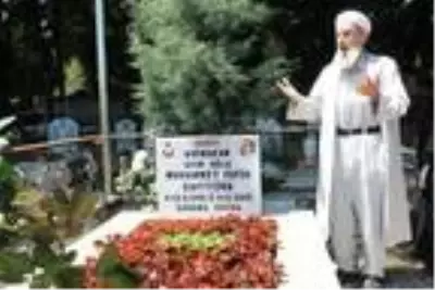 Şehit kaymakamının anne-babası, oğullarının mezarını ziyaret etti Şehit kaymakamının anne-babası, oğullarının mezarını ziyaret etti