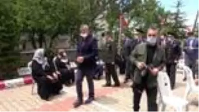 Şehit yakınları bayramın ilk günü evlatlarının kabrine koştu