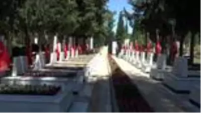 Şehitliklerde hüzünlü bayram