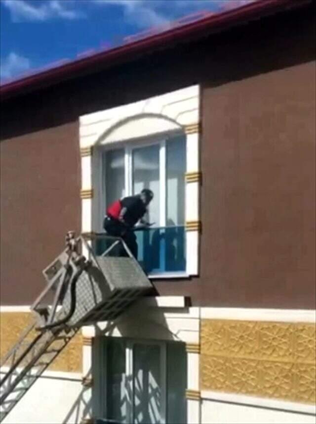 Sivas'ta korkuluğa sıkışan güvercin, kedinin tepki vermesi sayesinde kurtarıldı Sivas'ta korkuluğa sıkışan güvercin, kedinin tepki vermesi sayesinde kurtarıldı