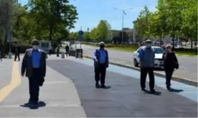 Sokağa akın eden yaşlılar: