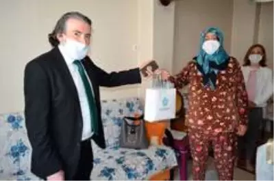 Sokağa çıkamayan yaşlıların bayramını kutladılar Sokağa çıkamayan yaşlıların bayramını kutladılar