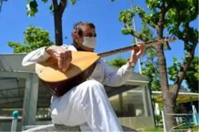 Sokağa çıkma izninde yaşlılara saz çaldı