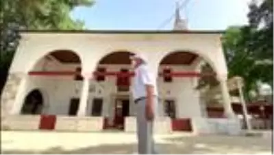 Sokağa çıkma iznini çiçek ve ağaçların bakımı için kullanıyor