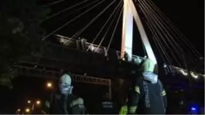 Sokağa çıkma kısıtlamasında alkollü şahsın üst geçitte intihar girişimi
