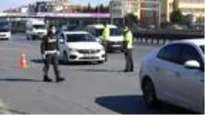 Sokağa çıkma kısıtlamasında sürücü belgesi olmadan direksiyona geçti
