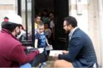 Sokak sokak gezip çocuklara harçlık ve şeker dağıttılar