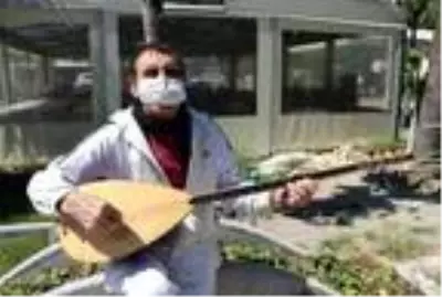 Tekirdağ'da 65 yaş üstü vatandaşlara bağlama çalıp türkü söyledi