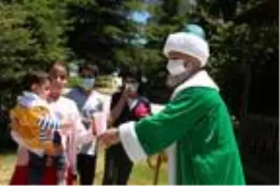 Temsili Nasreddin Hoca, çocuklara pamuk şekeri dağıttı Temsili Nasreddin Hoca, çocuklara pamuk şekeri dağıttı