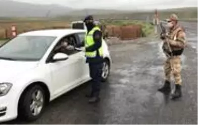 Trafik uygulamasında vatandaşlara bayram şekeri Trafik uygulamasında vatandaşlara bayram şekeri