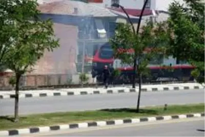 Tren yolunda çıkan ot yangını korkuttu Tren yolunda çıkan ot yangını korkuttu