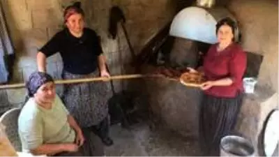 Tufanbeyli'de kadınların kömbe mesaisi