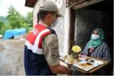 Tunceli'de, 65 yaş ve üstü için çiçekle süslenmiş bayram kahvaltısı