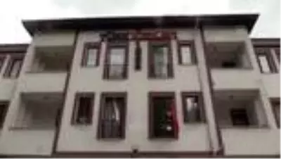 Türk Kızılay gönüllüleri köy köy dolaşıp gıda kolisi dağıtıyor