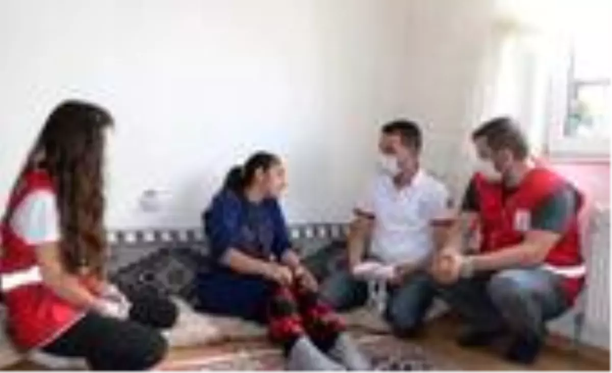 Türk Kızılay gönüllülerinden epilepsi hastası Elifnur'a bayram hediyesi sürprizi