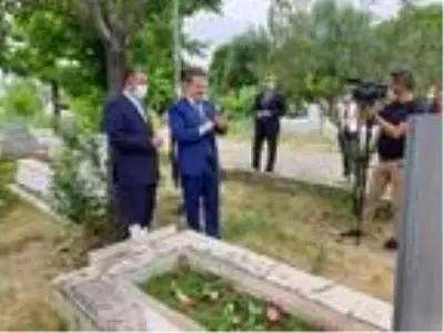 Vali Ünlü, şehit oğlunun mezarı başından babasını aradı