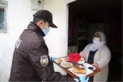 Vefalı ellerden, çiçeklerle süslenmiş bayram kahvaltısı