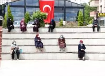 Yaşlılar sosyal mesafeye dikkat ederek sohbet etti