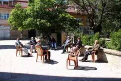 Yunak'ta 65 yaş üstü kişiler izinde bayramlaştı