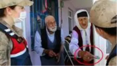 Yaşlı çiftin, jandarmalarla yaşadığı 'harçlık' diyaloğu hem güldürdü hem de duygulandırdı Yaşlı çiftin, jandarmalarla yaşadığı 'harçlık' diyaloğu hem güldürdü hem de duygulandırdı