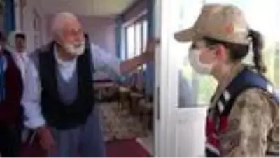 65 yıllık evli çiftin kadın astsubaylarla ’Bayram Harçlığı’ diyaloğu gülümsetti