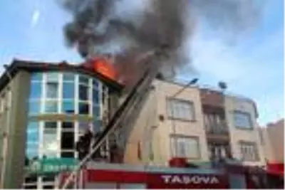 Amasya'da binanın terasında yangın Amasya'da binanın terasında yangın
