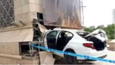 Jandarmadan kaçarken şehrin giriş kapısına ok gibi saplanan aracın sürücüsü hayatını kaybetti Jandarmadan kaçarken şehrin giriş kapısına ok gibi saplanan aracın sürücüsü hayatını kaybetti