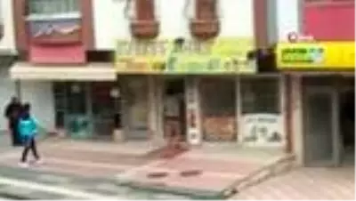 Başkent'te kısıtlamaya aldırış etmeyen bir market satışına devam etti Başkent'te kısıtlamaya aldırış etmeyen bir market satışına devam etti