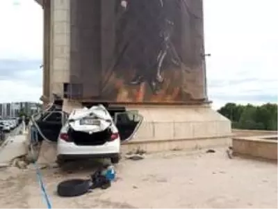Ankara'da jandarmadan kaçan araç şehrin giriş kapısına ok gibi saplandı: 1 kişi öldü Ankara'da jandarmadan kaçan araç şehrin giriş kapısına ok gibi saplandı: 1 kişi öldü
