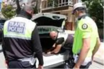 Denetlemede polise verdiği kimliğini bırakıp kaçtı, bahçede saklanırken yakalandı