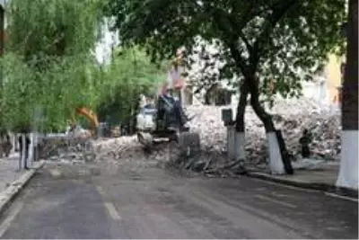 Depremde ağır hasar gören bina kontrollü yıkılıyor